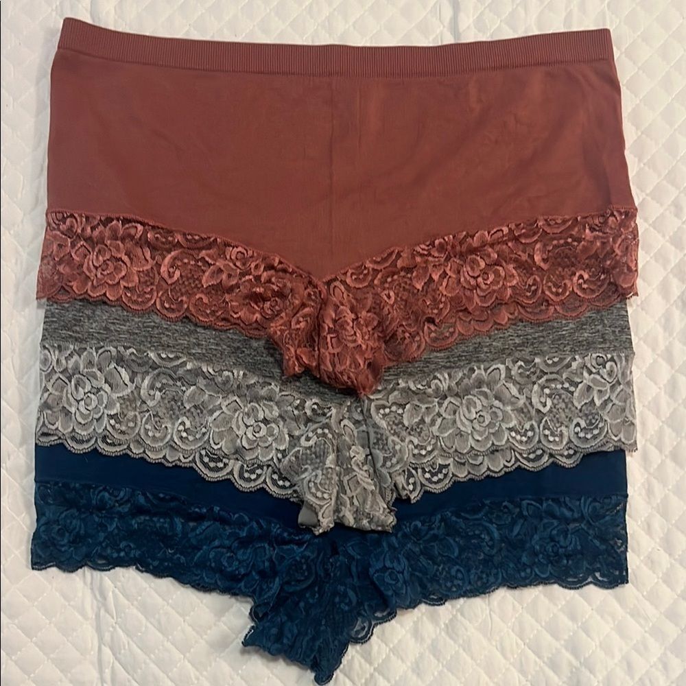 New w/o tags! Women's size 2x Elegant Lace Trim Women's Boyshorts - Set of 3